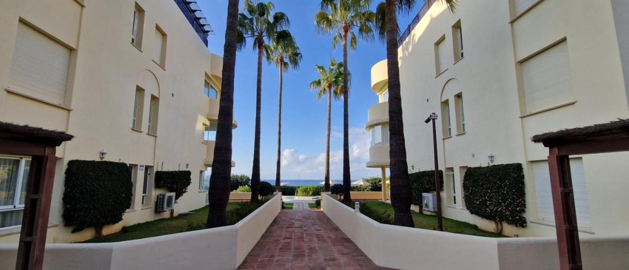 Beachfront Neptuno I, Complex,Views,Pool,Garden, Elviria Marbella Kültér fotó