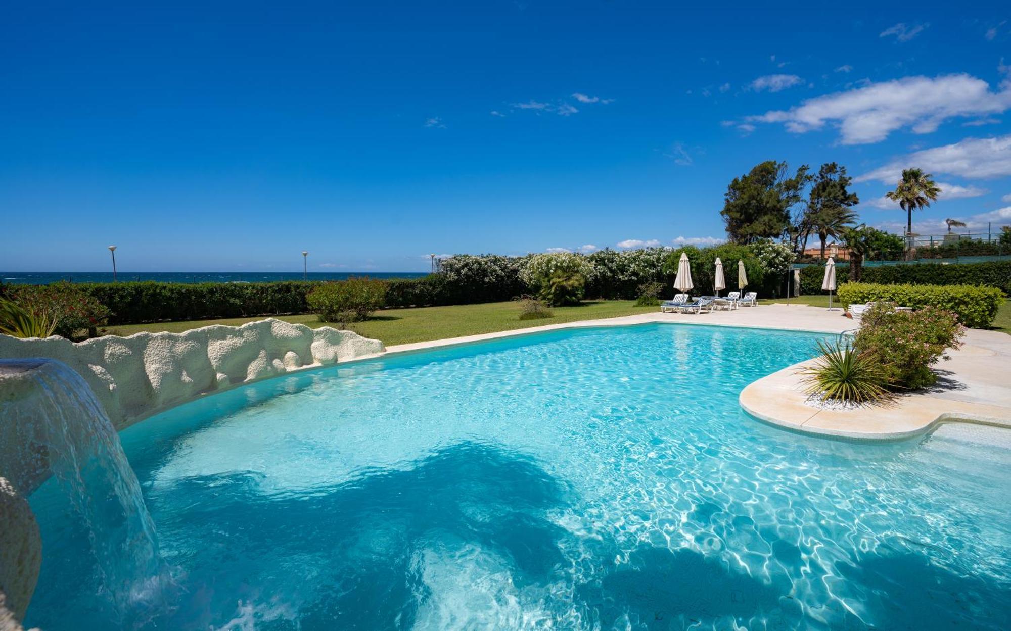 Beachfront Neptuno I, Complex,Views,Pool,Garden, Elviria Marbella Kültér fotó