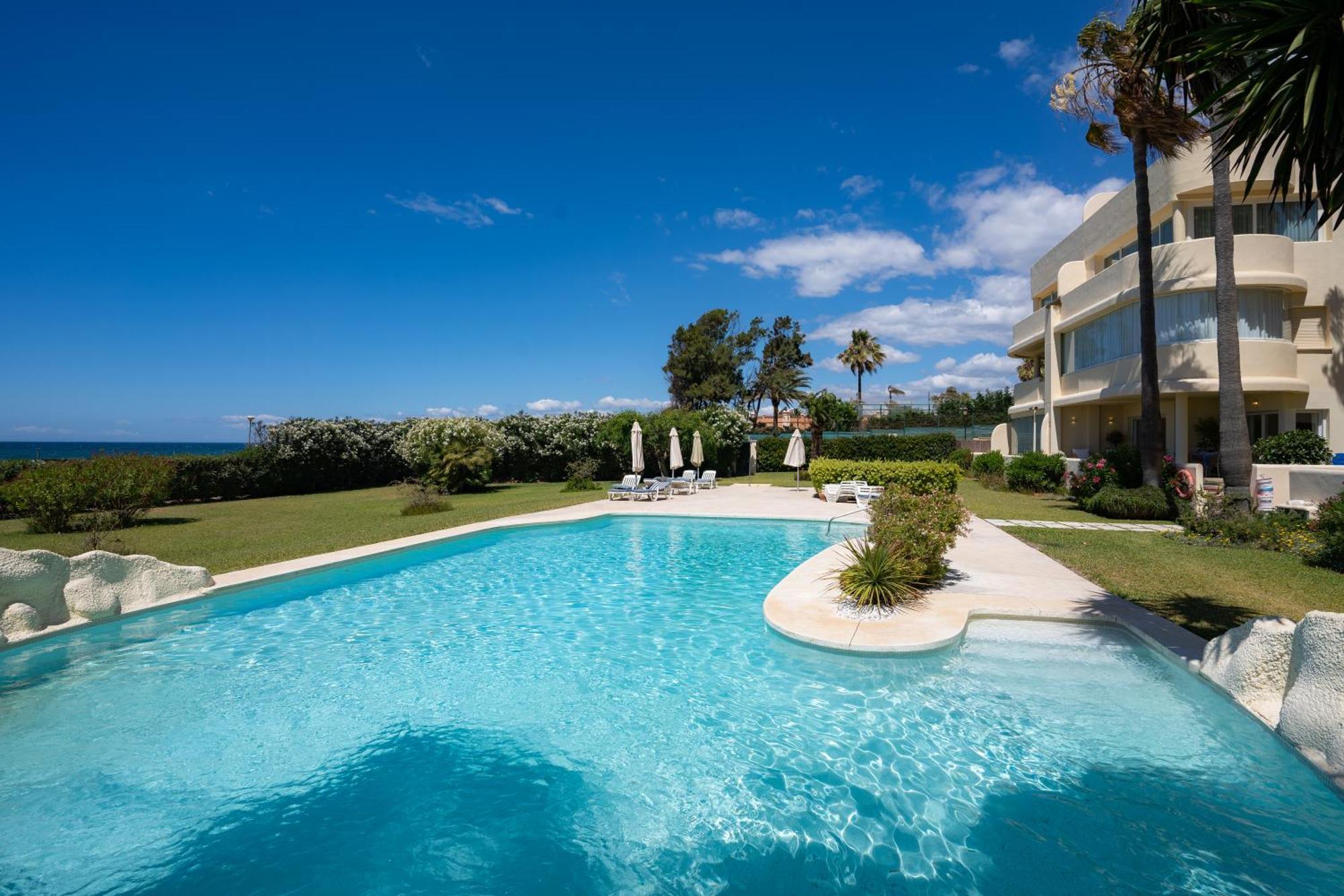 Beachfront Neptuno I, Complex,Views,Pool,Garden, Elviria Marbella Kültér fotó